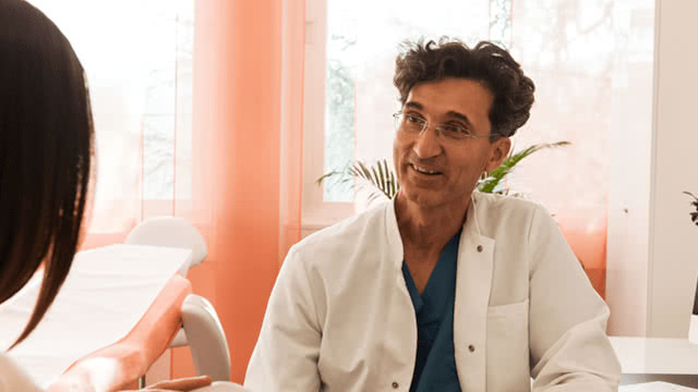 Dr. Khorram im Gesprch mit einer Patientin